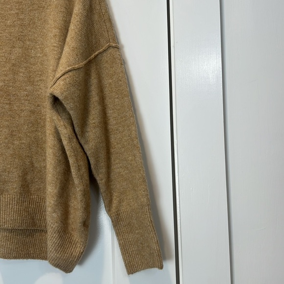 ‼️SOLD‼️ Vince Camuto women’s Camel Crewneck Sweater size large. - Picture 4 of 7